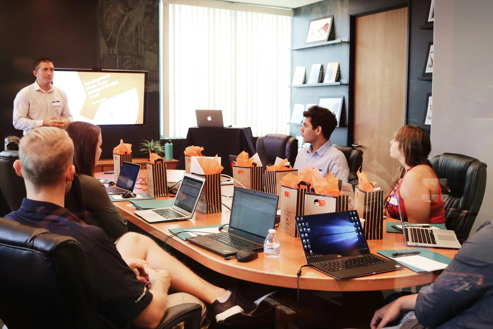 Teilnehmende arbeiten an Laptops im Seminarraum von 44coaches in Puch Urstein
